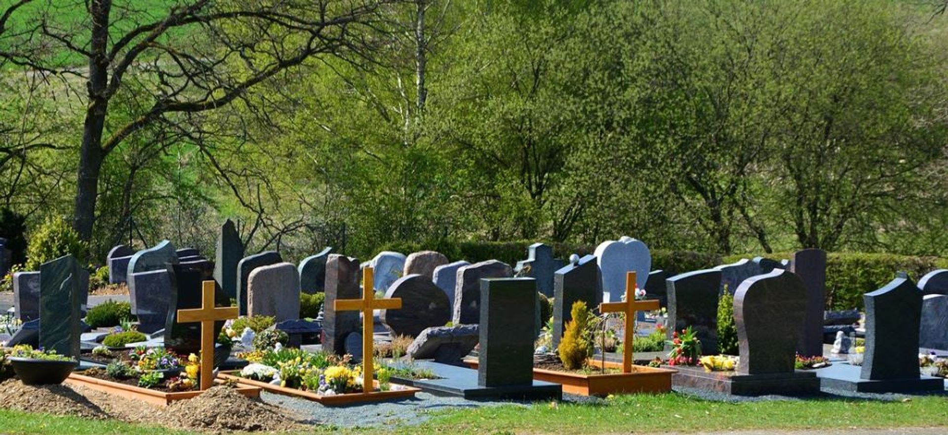 Inflacja dotarła na polskie cmentarze. Koszt skromnego pogrzebu to już 10 tys. zł