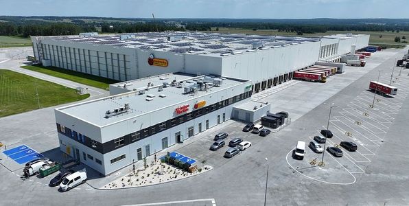 Setki nowych miejsc pracy. Na Podkarpaciu otwarto wielkie centrum dystrybucyjne Biedronki, w nowym standardzie [FILM+ZDJĘCIA]