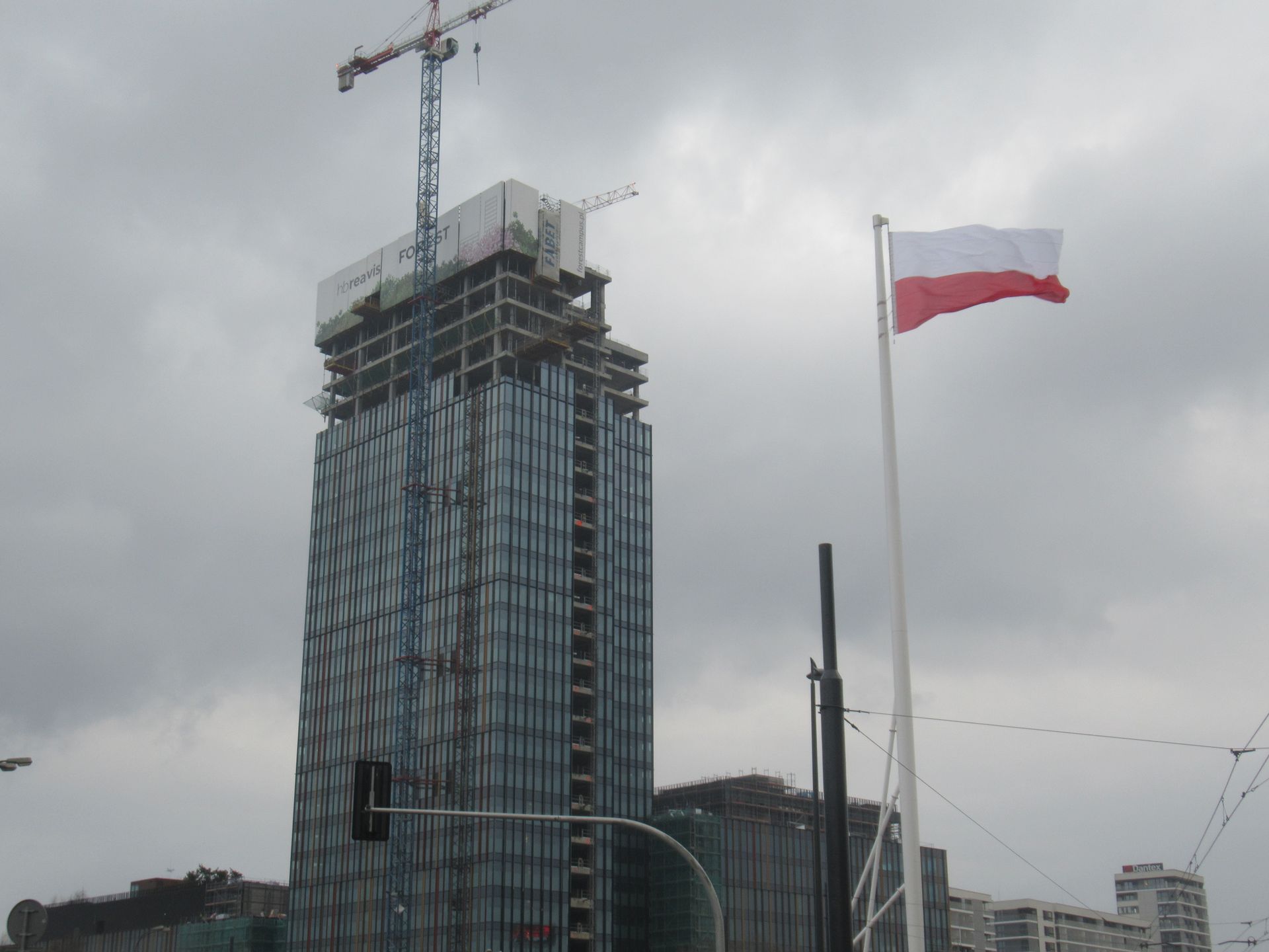 W Warszawie trwa budowa kompleksu biurowego Forest 