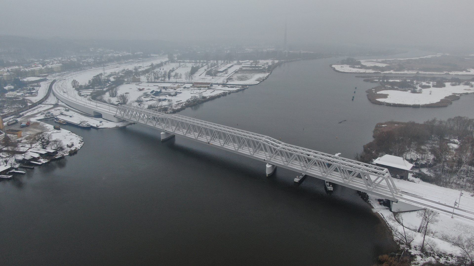 Nowy most kolejowy na Regalicy w Szczecinie zwiększył możliwości kolei i żeglugi 