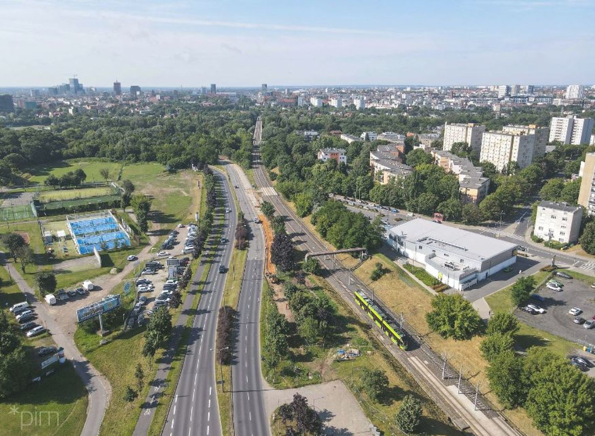 Wzdłuż trasy Poznańskiego Szybkiego Tramwaju powstaje infrastruktura dla pieszych i rowerzystów 