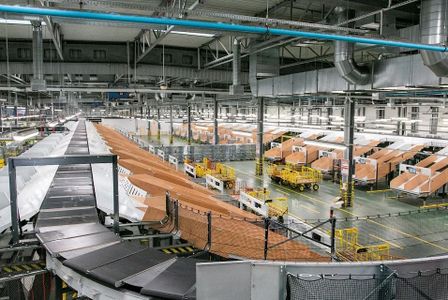 Kolejna wielka inwestycja Poczty Polskiej zakończona. Nowy sorter i rozbudowana hala w Lisim Ogonie pod Bydgoszczą