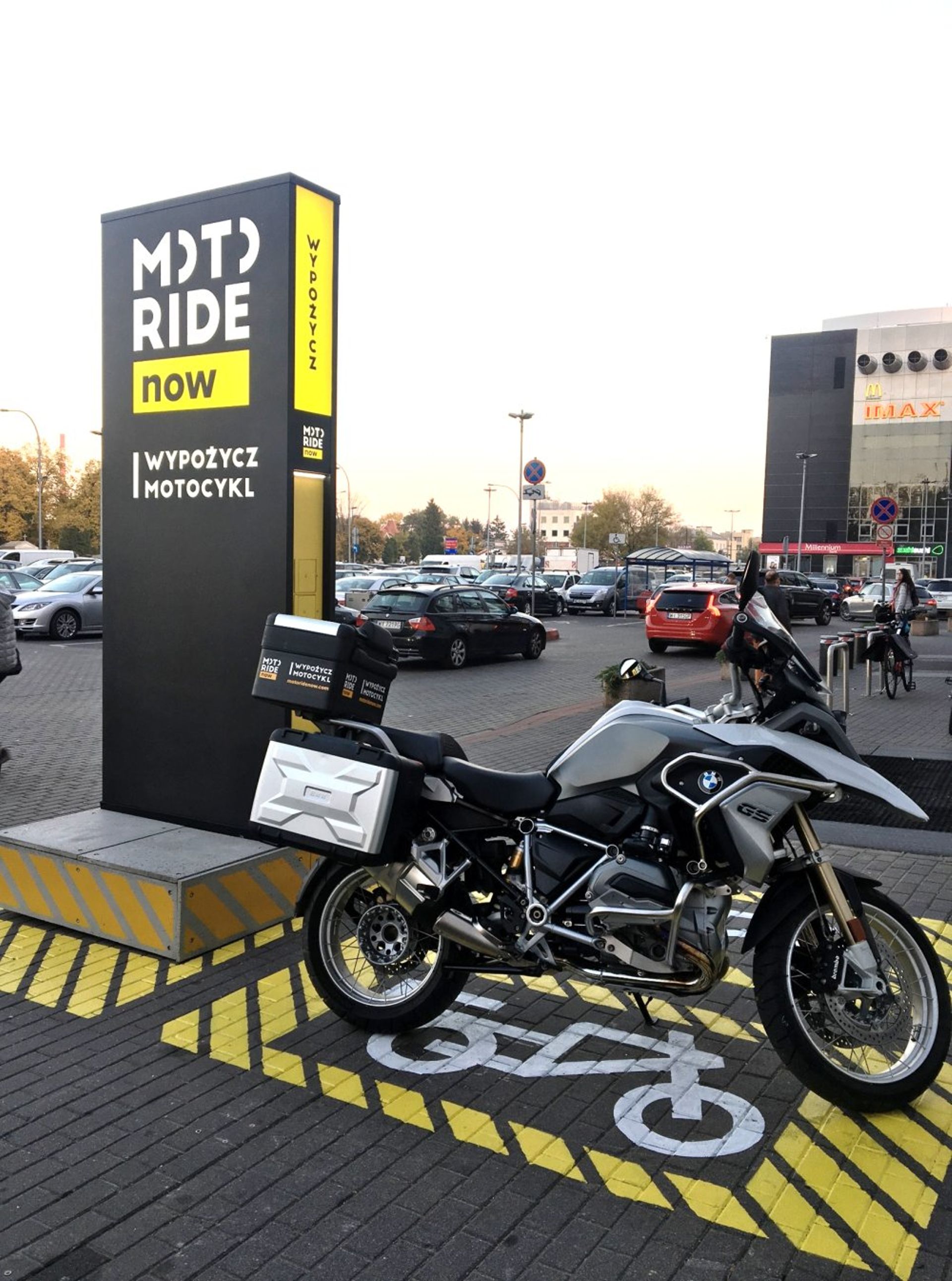  Galeria Sadyba Best Mall w Warszawie uruchomiła pierwszą w Polsce bezobsługową wypożyczalnię motocykli