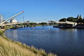 Kluczowy etap budowy nowej, futurystycznej kładki w centrum Krakowa [FILM+ZDJĘCIA]
