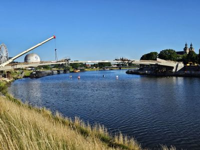 Kluczowy etap budowy nowej, futurystycznej kładki w centrum Krakowa [FILM+ZDJĘCIA]