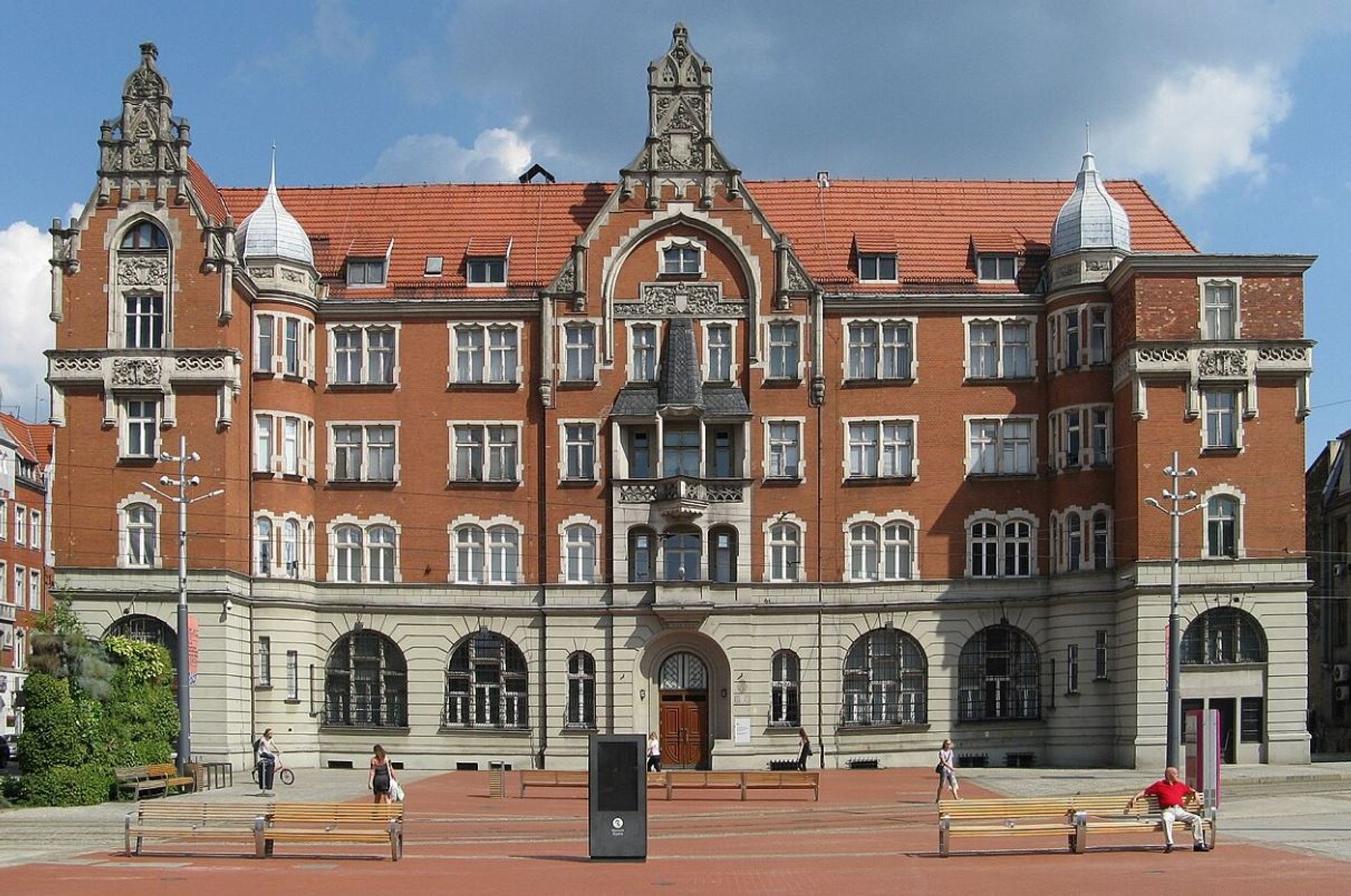 Zabytkowy, dawny Grand Hotel w centrum Katowic wystawiony na sprzedaż 