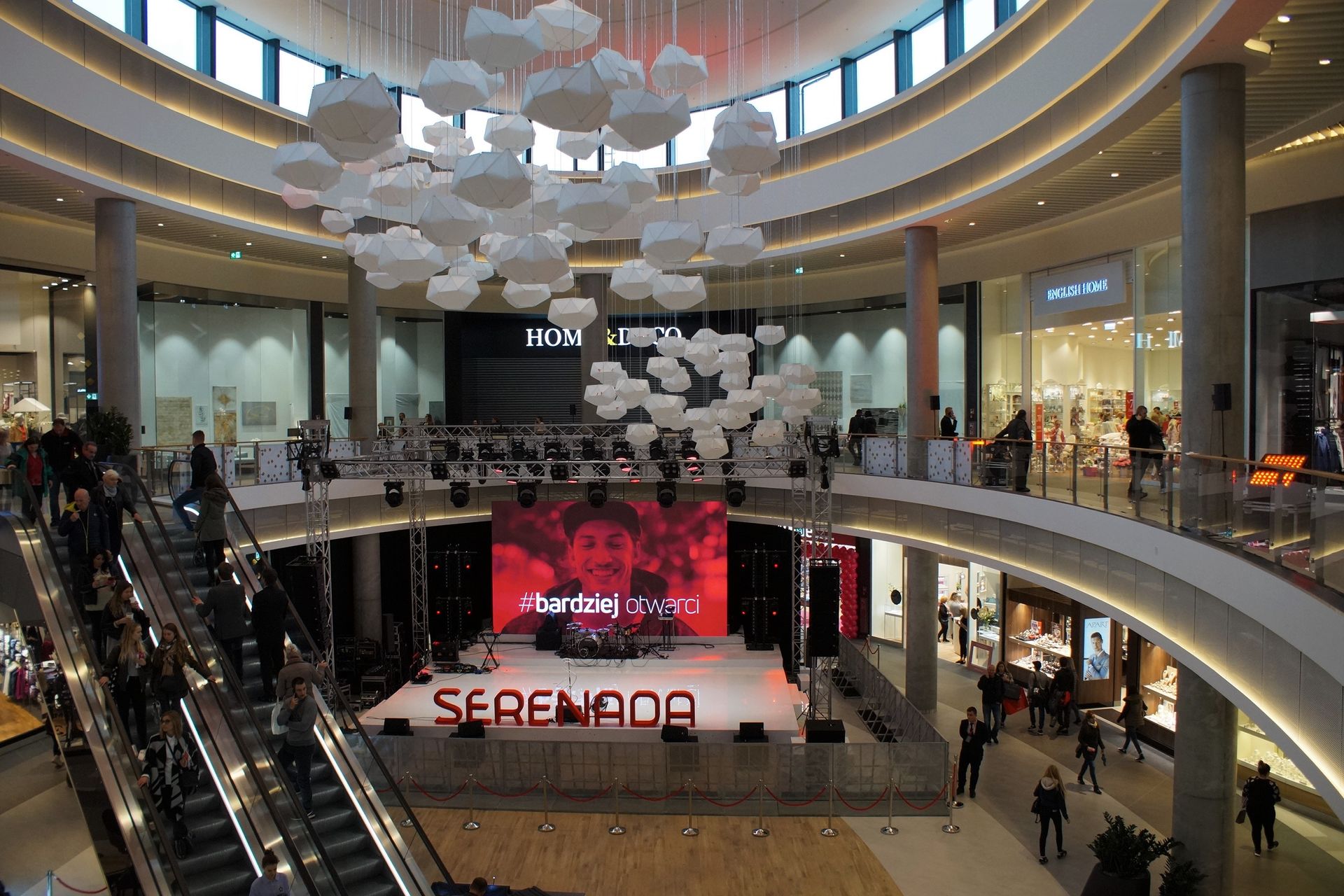  Dziś centrum handlowe Serenada zostało otwarte dla klientów