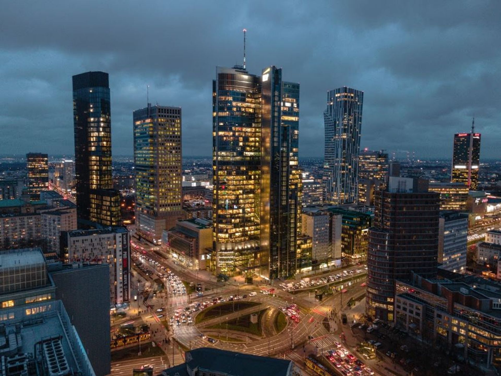 Spadek wakatów i stopniowy powrót aktywności deweloperskiej na rynku biurowym w Warszawie