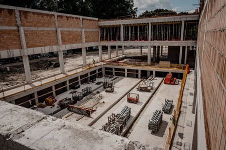 Kompleks sportowy z basenami krytymi przy ul. Mackiewicza nabiera kształtów [FILM]