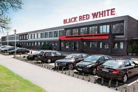 Setki osób w całej Polsce stracą pracę. Black Red White planuje wielkie zwolnienia grupowe