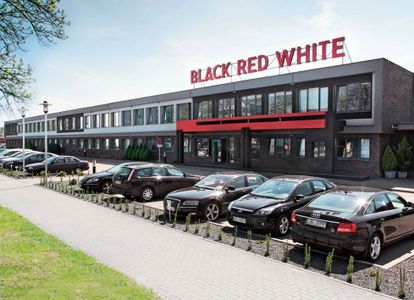 Setki osób w całej Polsce stracą pracę. Black Red White planuje wielkie zwolnienia grupowe