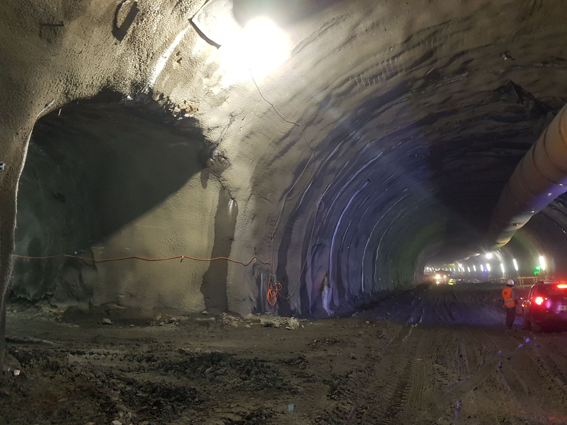 Pierwsze przejście ewakuacyjne w tunelu w ciągu budowanej trasy S3 w Starych Bogaczowicach jest już drożne 