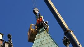 [Wrocław] Na dachu Ratusza pojawili się robotnicy. Zobacz co robią