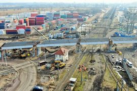Nowy wiadukt nad torami zapewni sprawniejsze przewozy do Portu Gdańsk [ZDJĘCIA]