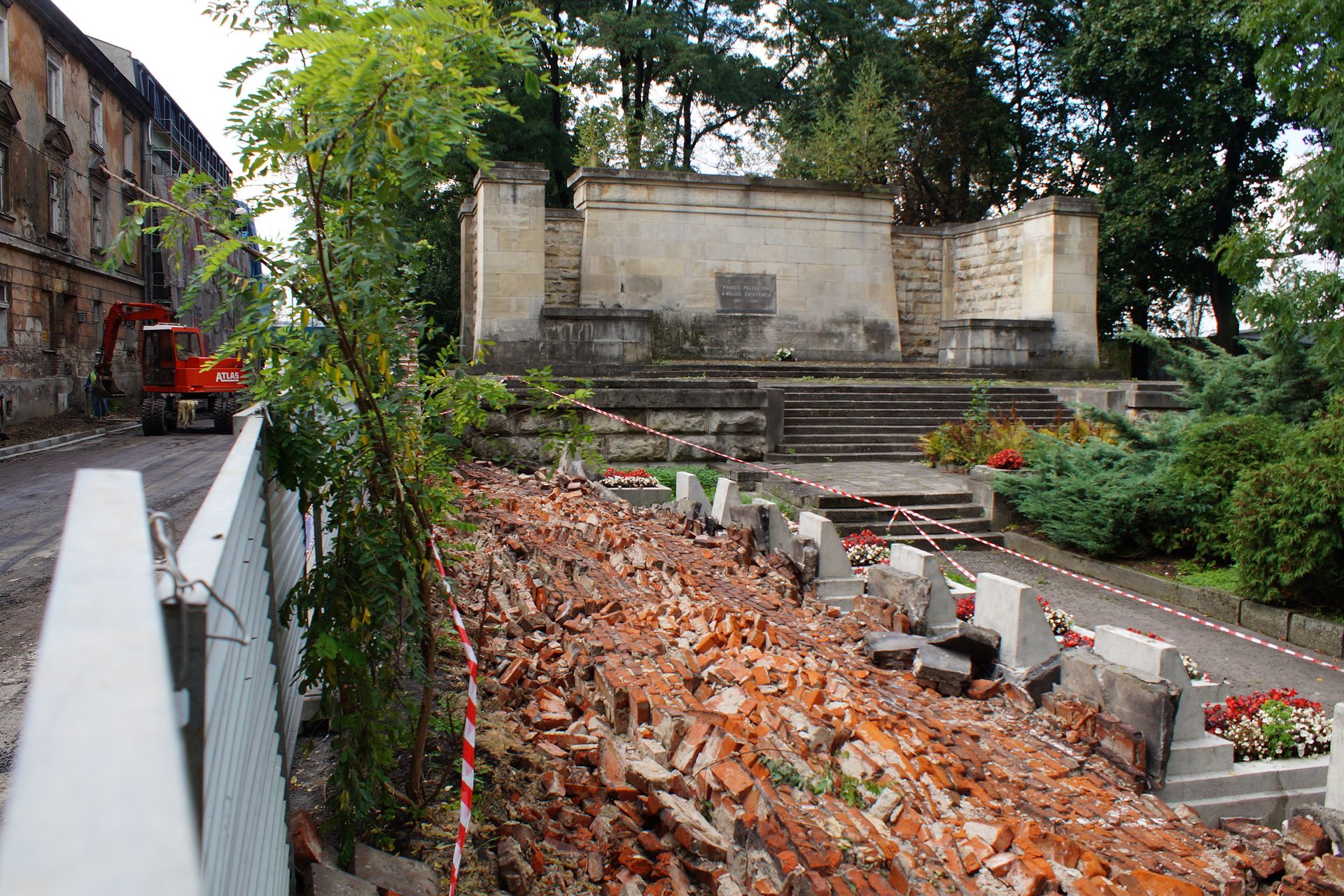  Zawalił sie zabytkowy mur Cmentarza Rakowickiego