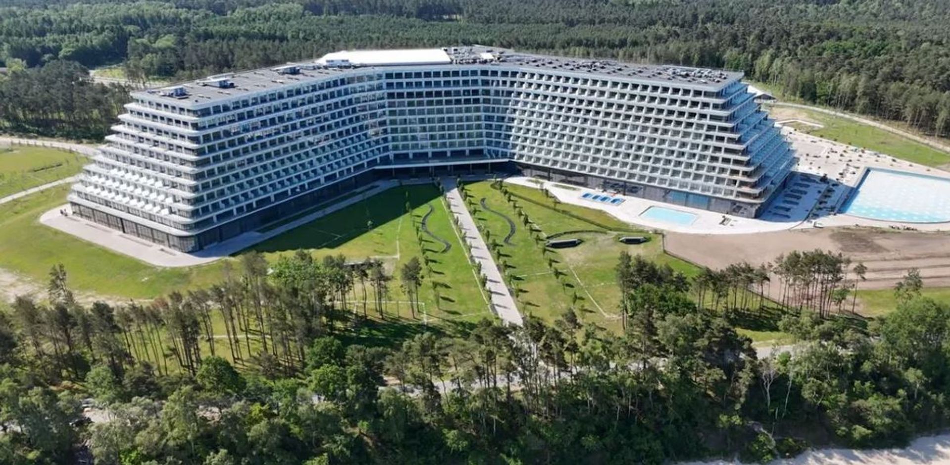 Hotel Gołębiewski w Pobierowie bliski otwarcia. Pozostał tylko jeden dokument