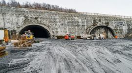 Tunel budowany na trasie S3 przecinający pasmo Gór Wałbrzyskich i Kaczawskich jest coraz dłuższy [FOTO]