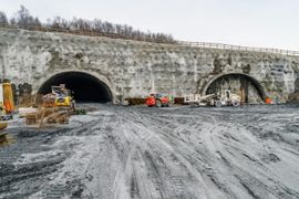 Tunel budowany na trasie S3 przecinający pasmo Gór Wałbrzyskich i Kaczawskich jest coraz dłuższy [FOTO]