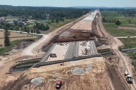 Pod Kielcami trwa budowa 16 km drogi ekspresowej S74 [FILM]
