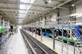 Nowa hala Podkarpackiej Kolei Aglomeracyjnej w Rzeszowie przyspiesza serwis kolei [ZDJĘCIA]