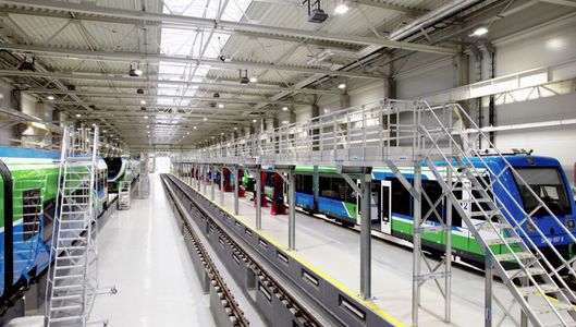 Nowa hala Podkarpackiej Kolei Aglomeracyjnej w Rzeszowie przyspiesza serwis kolei [ZDJĘCIA]