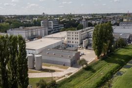 Niemiecka firma Fresenius Kabi uruchomiła nową linię produkcyjną płynów infuzyjnych w fabryce w Kutnie, wspierając bezpieczeństwo zdrowotne Polski i rozwój regionu