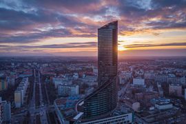Grupa EMC wchodzi do Sky Tower we Wrocławiu