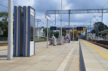 Nowoczesne tablice informacyjne na 51 stacjach i przystankach w aglomeracji warszawskiej