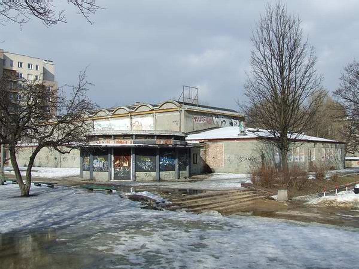 Fot. Hubert Śmietanka - Praca własna, CC BY-SA 2.5, https://commons.wikimedia.org/w/index.php?curid=1774402, / Budynek kina W-Z w 2006 r.