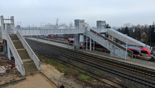 Podróżni na stacjach w Głownie i Strykowie dzięki kładkom i windom łatwiej będą korzystać z kolei [ZDJĘCIA]