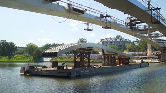 Montaż środkowego odcinka kładki Kazimierz – Ludwinów rozpoczęty [FILM]