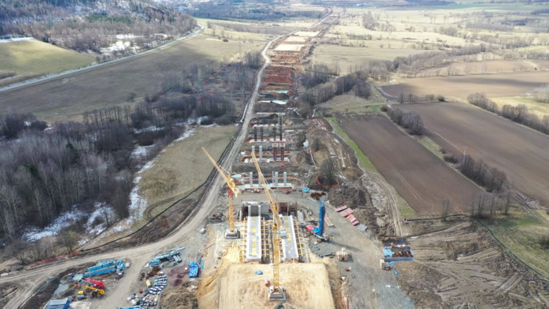 Prace na budowie drogi ekspresowej S3 pomiędzy Kamienną Górą a Lubawką nabierają rozpędu 