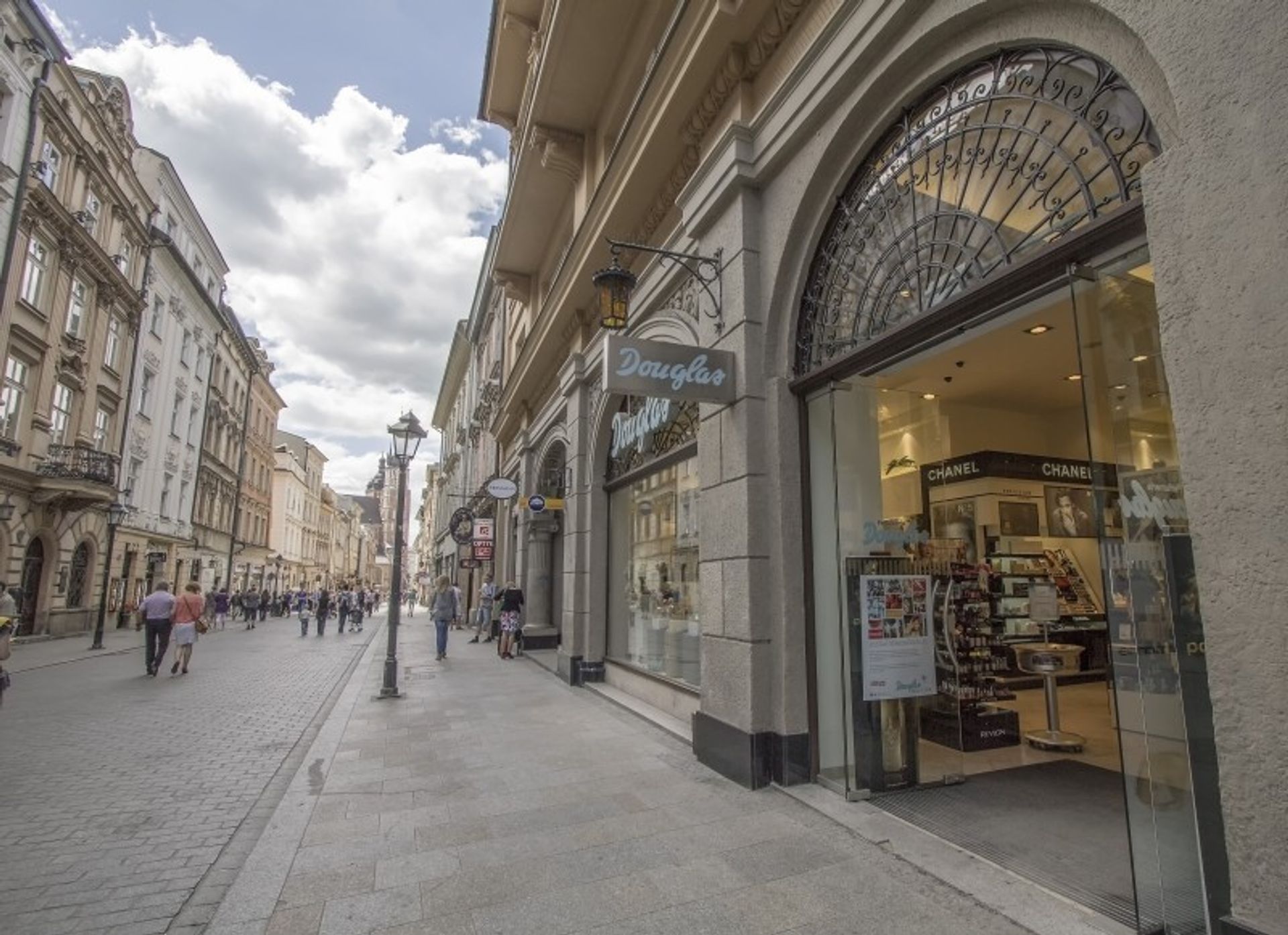  Duży napływ turystów kształtuje sytuację ulic handlowych w Krakowie. Stabilny rozwój rynku centrów handlowych &#8211; nowe projekty w planach.