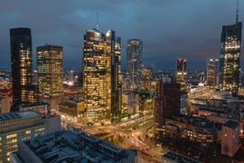 Spadek wakatów i stopniowy powrót aktywności deweloperskiej na rynku biurowym w Warszawie