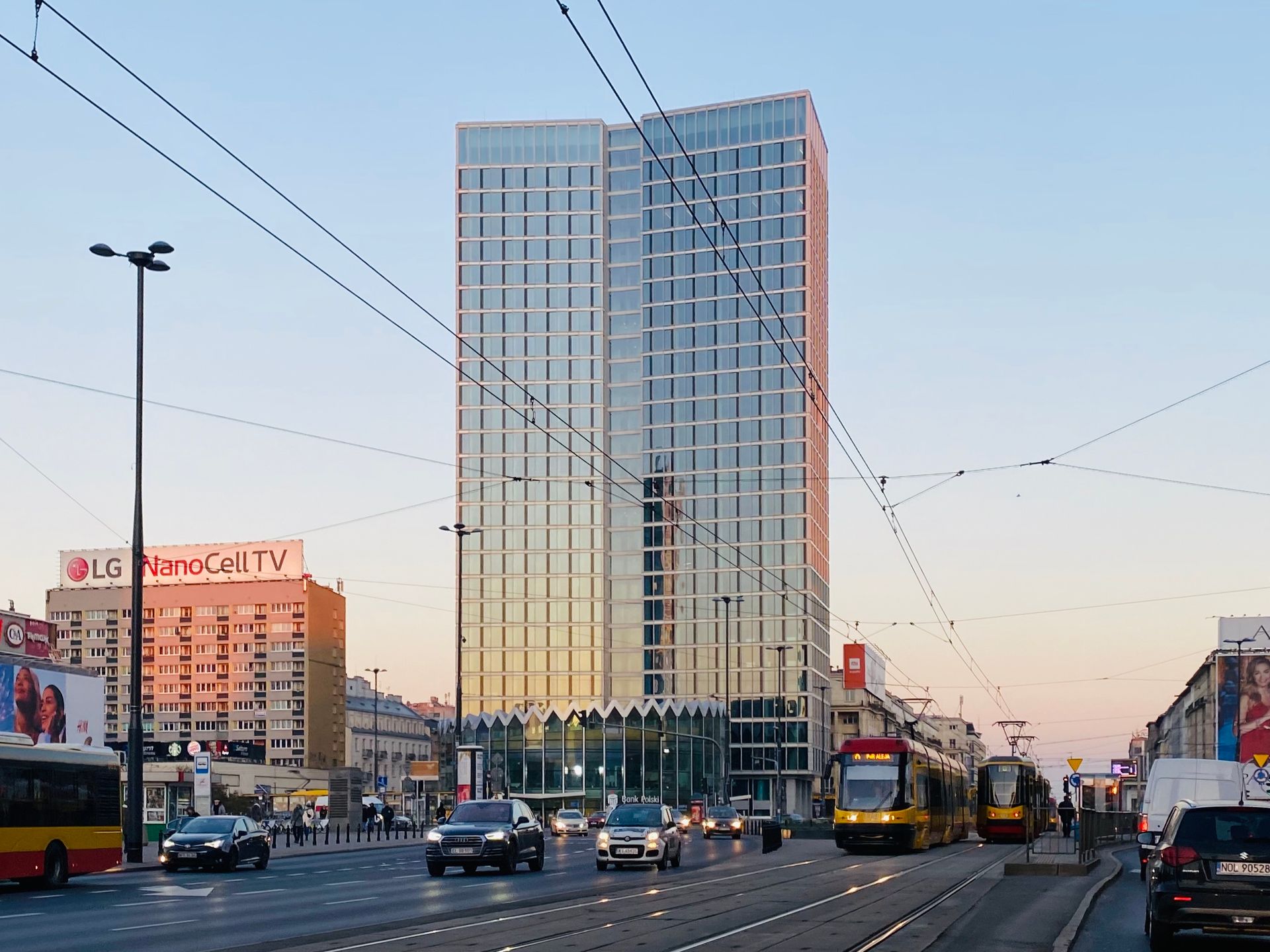 Prawie 100-metrowy biurowiec Widok Towers w Warszawie przyciągnął kolejnych najemców