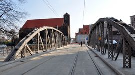 [Wrocław] Tramwaje wróciły na mosty Młyńskie. ZDiUM apeluje: nie jeździmy torowiskiem!