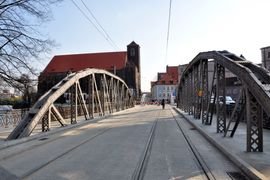 [Wrocław] Tramwaje wróciły na mosty Młyńskie. ZDiUM apeluje: nie jeździmy torowiskiem!