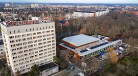 Wnętrza nowej krytej pływalni w Poznaniu nabierają kształtu [FILM+ZDJĘCIA]