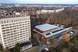 Wnętrza nowej krytej pływalni w Poznaniu nabierają kształtu [FILM+ZDJĘCIA]