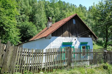 Jak mieszkają polscy emeryci? W starych domach bez udogodnień [RAPORT]