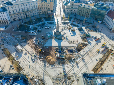 Plac Wolności w Łodzi jest już prawie gotowy. Zmiany są spektakularne! [ZDJĘCIA Z LOTU PTAKA] 