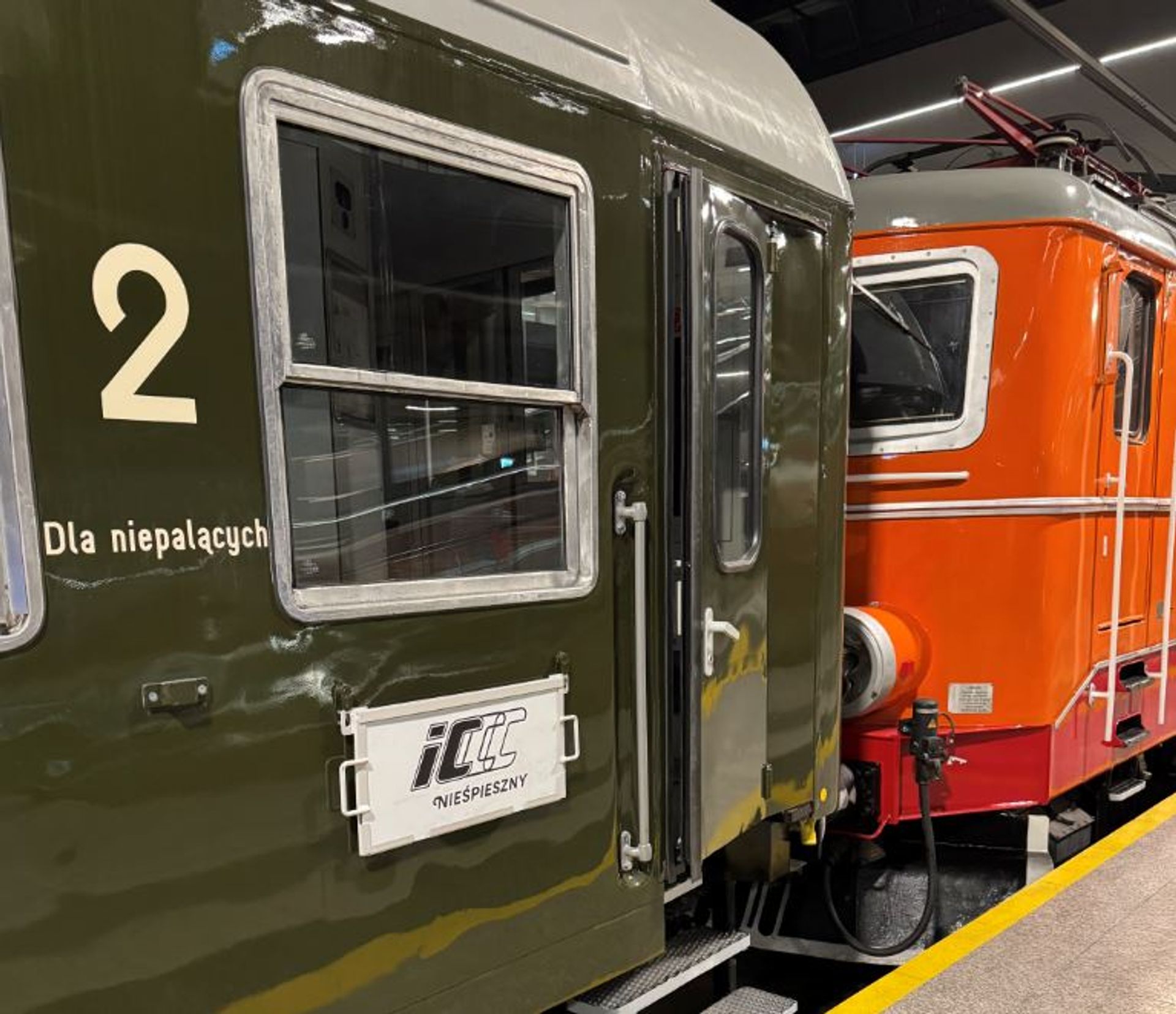 PKP Intercity zaprasza na podróż w czasie. Uruchamia specjalny pociąg "Nieśpieszny"