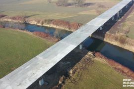 Most, na który czekano od 1945 roku, wchodzi w kluczowy etap budowy. Zakończono nasuwanie przęseł, a przeprawa odmieni układ ruchu na pograniczu Śląska i Opolszczyzny