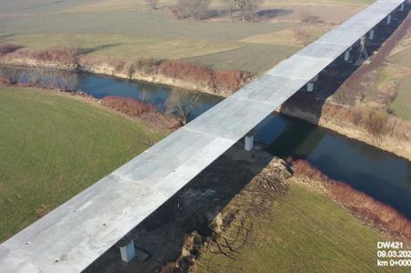 Most, na który czekano od 1945 roku, wchodzi w kluczowy etap budowy. Zakończono nasuwanie przęseł, a przeprawa odmieni układ ruchu na pograniczu Śląska i Opolszczyzny