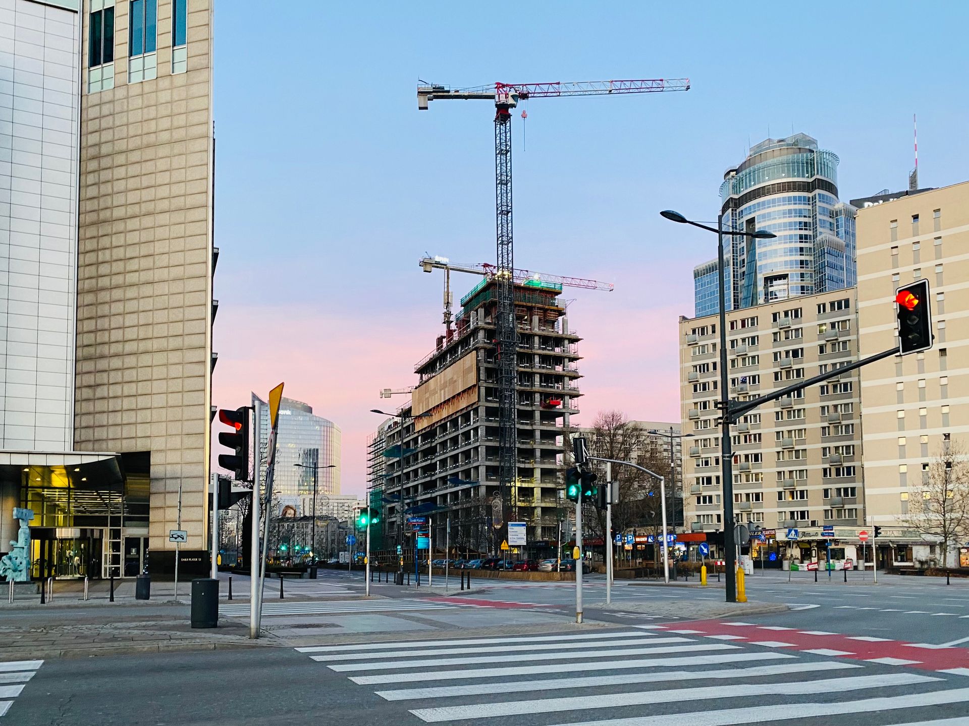 Warszawa: Trwa budowa 155 metrowego wieżowca Skysawa [FILM + ZDJĘCIA]