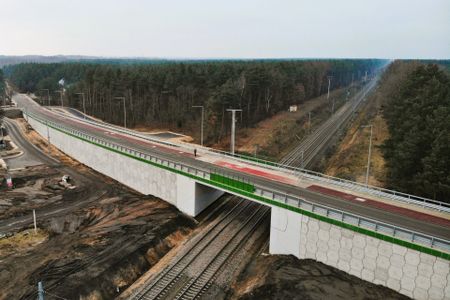 Myszków. Nowy wiadukt zwiększa bezpieczeństwo w ruchu kolejowym i drogowym