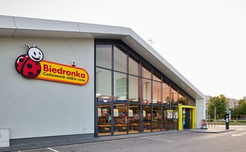 Biedronka nie zwalnia tempa i otwiera 12 nowych i 9 zmodernizowanych sklepów [LISTA]