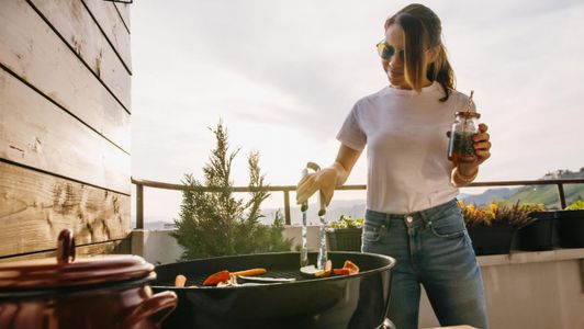 Grillowanie bez stresu – jak przygotować przestrzeń, żeby wszystko było pod ręką?