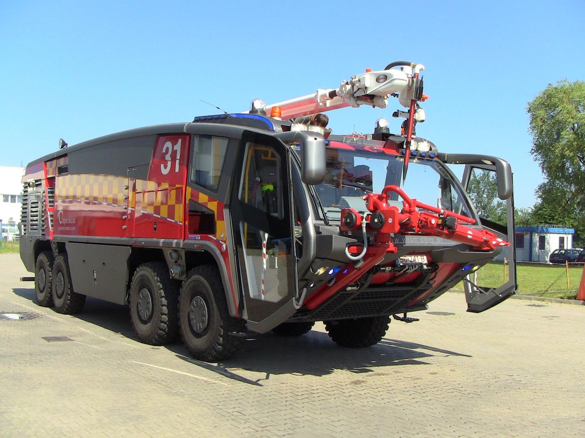  Nowoczesne wozy strażackie pojawiły się na wrocławskim lotnisku