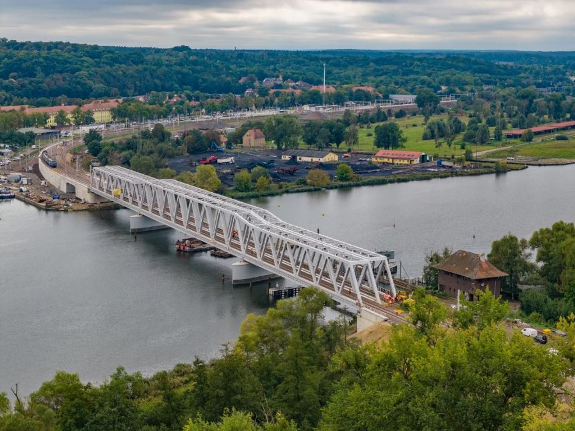 Most kolejowy nad Regalicą w Szczecinie przeszedł próbne ‎obciążenia – w listopadzie wniosek o pozwolenie na ‎użytkowanie 